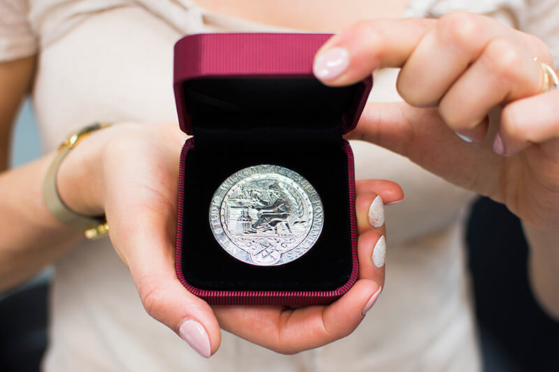 srebrna moneta pamiątkowa wykonana przez art studio wilkom targi biżuterii jubinale 2017