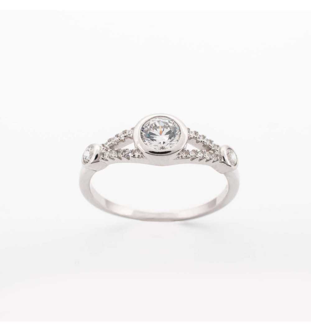 Srebrny pierścionek z eleganckim wzorem wysadzana cyrkoniami
