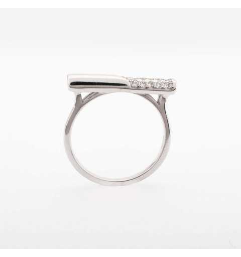 Srebrny pierścionek z prostym wzorem wysadzanym cyrkoniami