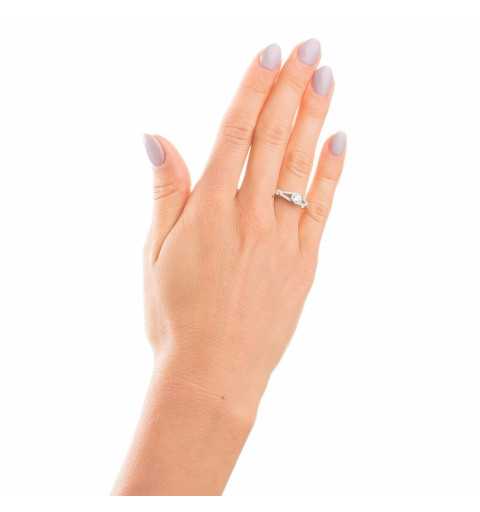 Srebrny pierścionek z eleganckim wzorem wysadzana cyrkoniami