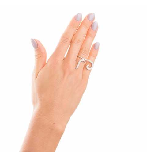 Srebrny pierścionek z zawijanym zdobieniem lekko nachodzącym na sąsiedni palec
