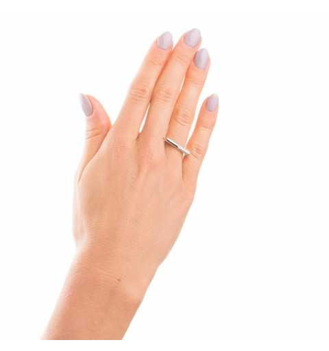 Srebrny pierścionek z prostym wzorem wysadzanym cyrkoniami