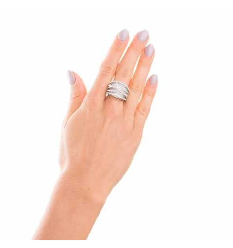 Srebrny pierścionek oszroniony białymi cyrkoniami