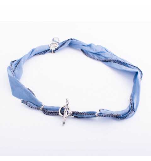 Srebrna bransoletka MOTYLE wykonana z naturalnego jedwabiu w kolorze niebieskim z Kryształem Swarovskiego Multicolor MJS3036