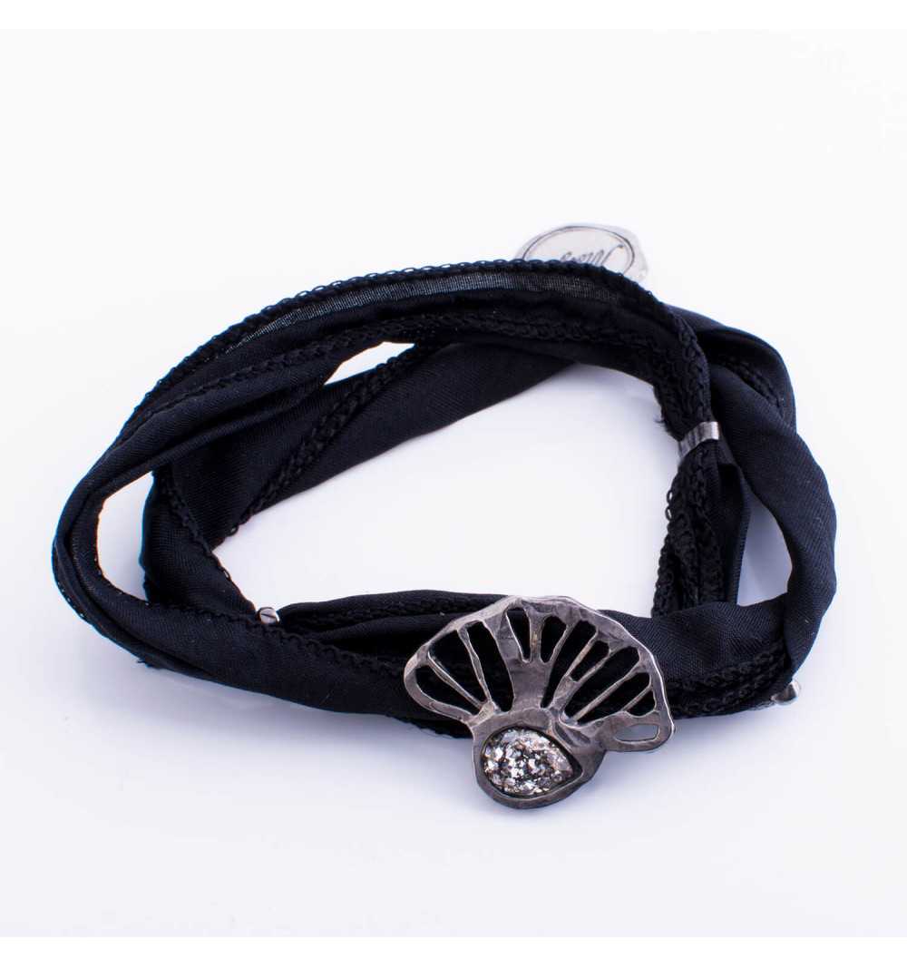 Srebrna bransoletka MOTYLE wykonana z naturalnego jedwabiu w kolorze czarnym z Kryształem Swarovskiego Black Patina MJR3008