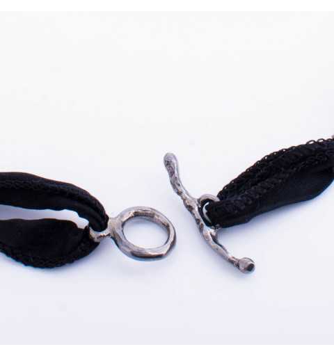 Srebrna bransoletka MOTYLE wykonana z naturalnego jedwabiu w kolorze czarnym z Kryształem Swarovskiego Black Patina MJR3008