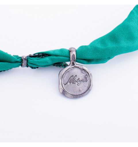 Srebrna bransoletka MOTYLE wykonana z naturalnego jedwabiu w kolorze zielonym z Kryształem Swarovskiego Ernite MJR3029