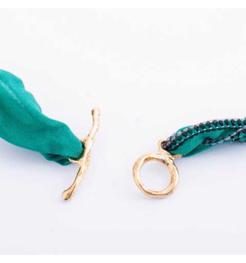 Srebrna bransoletka MOTYLE wykonana z naturalnego jedwabiu w kolorze zielonym z Kryształem Swarovskiego Ernite MJG3029
