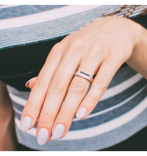 Srebrny minimalistyczny pierścionek czarne cyrkonie